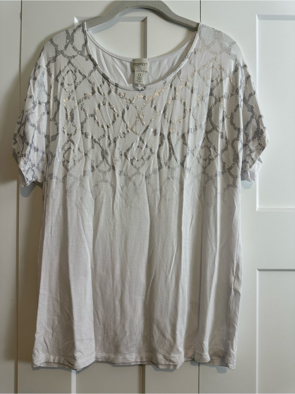 Zenergy by Chico’s White Short Sleeve Tee with Silver Ombré Geometric Print